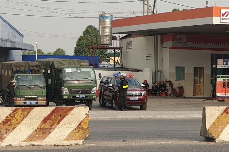 Hàng chục cảnh sát bao vây, kiểm tra 2 cây xăng ở Bình Dương - Ảnh 2. Hàng chục cảnh sát bao vây, kiểm tra 2 cây xăng ở Bình Dương - Ảnh 2.
