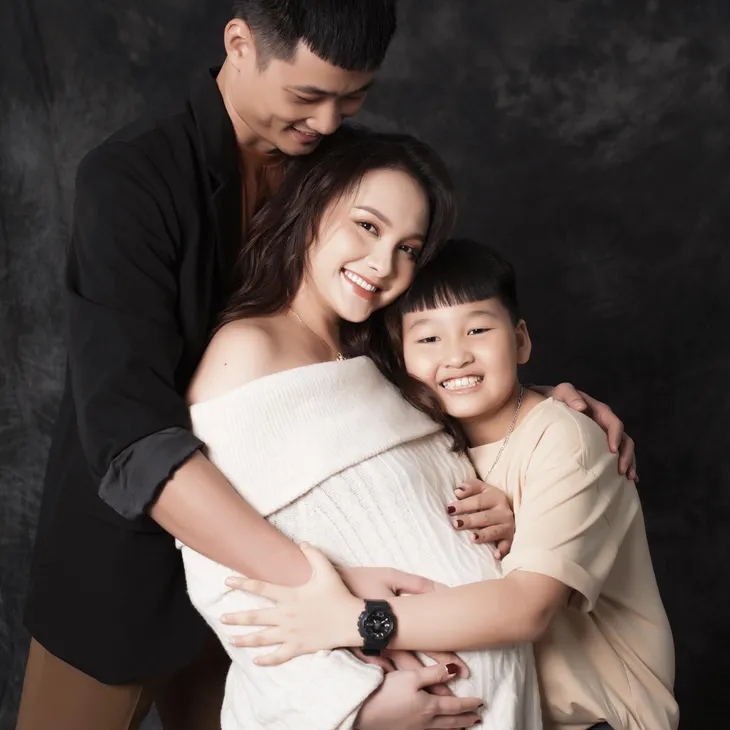 Sắp vỡ chum, Bảo Thanh khoe vẻ đẹp tươi tắn trong bộ ảnh kỷ niệm cùng gia đình - Ảnh 2. Sắp vỡ chum, Bảo Thanh khoe vẻ đẹp tươi tắn trong bộ ảnh kỷ niệm cùng gia đình - Ảnh 2.