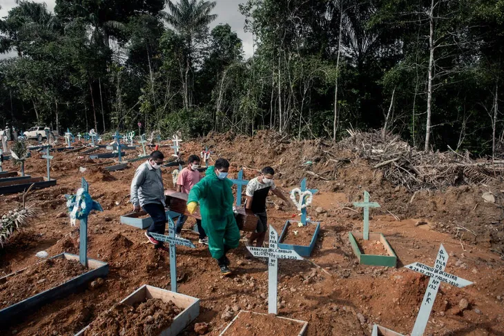 Số người chết vì COVID-19 tăng cao, Brazil khủng hoảng nhà lạnh - Ảnh 1. Số người chết vì COVID-19 tăng cao, Brazil khủng hoảng nhà lạnh - Ảnh 1.