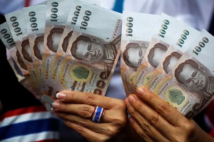 Đồng Baht Thái Lan xuống giá mạnh - Ảnh 1. Đồng Baht Thái Lan xuống giá mạnh - Ảnh 1.