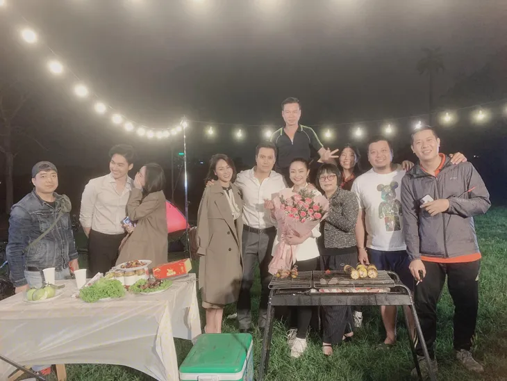 Hướng dương ngược nắng: Hạnh hết vai, hé lộ cảnh quay siêu lãng mạn có Minh - Hoàng, Trí - Ngọc - Ảnh 1. Hướng dương ngược nắng: Hạnh hết vai, hé lộ cảnh quay siêu lãng mạn có Minh - Hoàng, Trí - Ngọc - Ảnh 1.