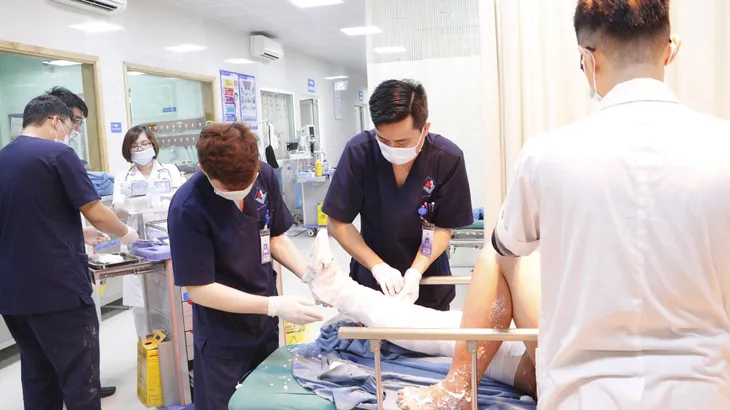 Cấp cứu nam bệnh nhân bị điện giật nghiêm trọng - Ảnh 1. Cấp cứu nam bệnh nhân bị điện giật nghiêm trọng - Ảnh 1.