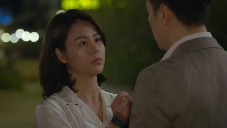 Hướng dương ngược nắng tập 52: Hoàng ôm Minh để tạm biệt đi xa, mượn cớ tỏ tình hay là vì điều khác? - Ảnh 1. Hướng dương ngược nắng tập 52: Hoàng ôm Minh để tạm biệt đi xa, mượn cớ tỏ tình hay là vì điều khác? - Ảnh 1.