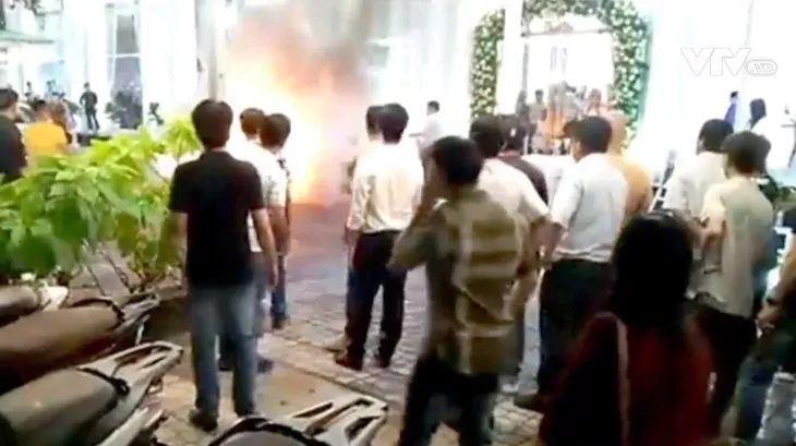 Xe máy cháy trơ khung trước nhà hàng tiệc cưới, hàng trăm thực khách hoảng loạn - Ảnh 1. Xe máy cháy trơ khung trước nhà hàng tiệc cưới, hàng trăm thực khách hoảng loạn - Ảnh 1.