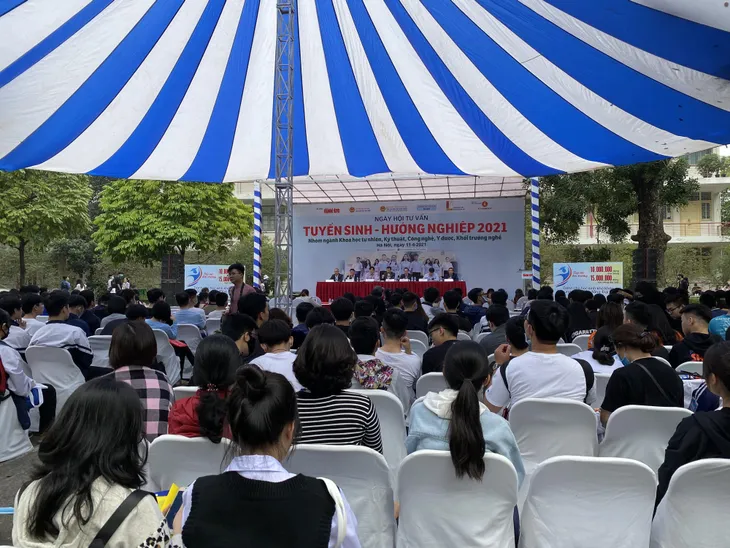 Hàng nghìn sĩ tử lớp 12 tham dự ngày hội tuyển sinh - Ảnh 1.