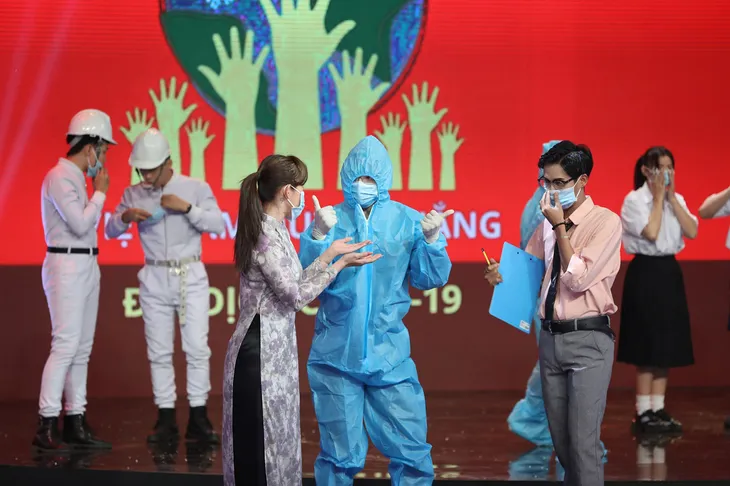 Kha Ly nghẹn ngào nhớ Mai Phương: Đám tang ít người viếng vì dịch bệnh - Ảnh 1. Kha Ly nghẹn ngào nhớ Mai Phương: Đám tang ít người viếng vì dịch bệnh - Ảnh 1.