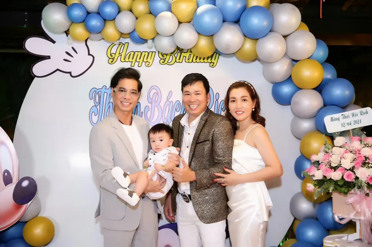 Ngọc Sơn huỷ tất cả show để đón mừng thôi nôi cháu ngoại - Ảnh 1. Ngọc Sơn huỷ tất cả show để đón mừng thôi nôi cháu ngoại - Ảnh 1.