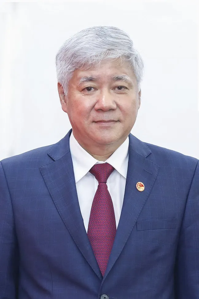 Tóm tắt tiểu sử tân Chủ tịch UBTƯ Mặt trận Tổ quốc Việt Nam Đỗ Văn Chiến - Ảnh 1. Tóm tắt tiểu sử tân Chủ tịch UBTƯ Mặt trận Tổ quốc Việt Nam Đỗ Văn Chiến - Ảnh 1.