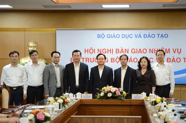 Bàn giao nhiệm vụ Bộ trưởng Bộ Giáo dục và Đào tạo - Ảnh 2. Bàn giao nhiệm vụ Bộ trưởng Bộ Giáo dục và Đào tạo - Ảnh 2.