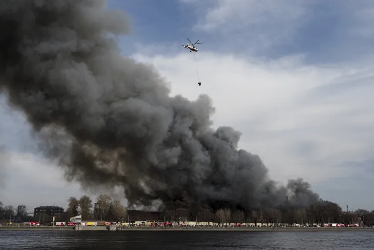 Cháy lớn trong đêm, nhà máy lịch sử Nevskaya Manufaktura ở St. Petersburg có nguy cơ đổ sập - Ảnh 3. Cháy lớn trong đêm, nhà máy lịch sử Nevskaya Manufaktura ở St. Petersburg có nguy cơ đổ sập - Ảnh 3.