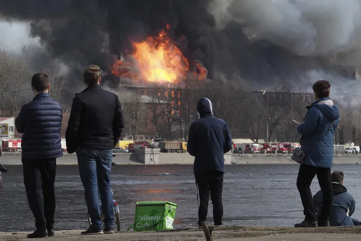 Cháy lớn trong đêm, nhà máy lịch sử Nevskaya Manufaktura ở St. Petersburg có nguy cơ đổ sập - Ảnh 1. Cháy lớn trong đêm, nhà máy lịch sử Nevskaya Manufaktura ở St. Petersburg có nguy cơ đổ sập - Ảnh 1.