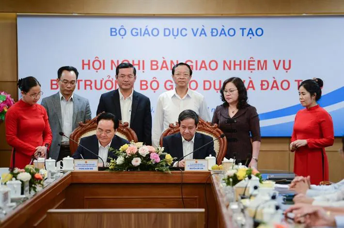Bàn giao nhiệm vụ Bộ trưởng Bộ Giáo dục và Đào tạo - Ảnh 1. Bàn giao nhiệm vụ Bộ trưởng Bộ Giáo dục và Đào tạo - Ảnh 1.