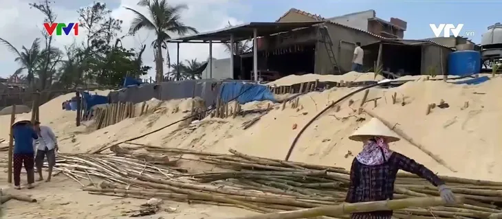 Nhiều hộ dân bất an vì nạn sạt lở bờ biển - Ảnh 1. Nhiều hộ dân bất an vì nạn sạt lở bờ biển - Ảnh 1.