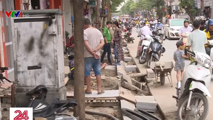 Lát đá vĩnh cửu vỉa hè Hà Nội: Của bền tại người - Ảnh 1. Lát đá vĩnh cửu vỉa hè Hà Nội: Của bền tại người - Ảnh 1.