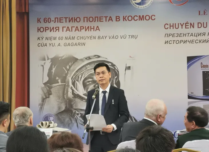60 năm chuyến bay vào vũ trụ của Yuri Gagarin và ra mắt ấn phẩm lưu trữ Chuyến du hành vũ trụ lịch sử - Ảnh 2. 60 năm chuyến bay vào vũ trụ của Yuri Gagarin và ra mắt ấn phẩm lưu trữ Chuyến du hành vũ trụ lịch sử - Ảnh 2.