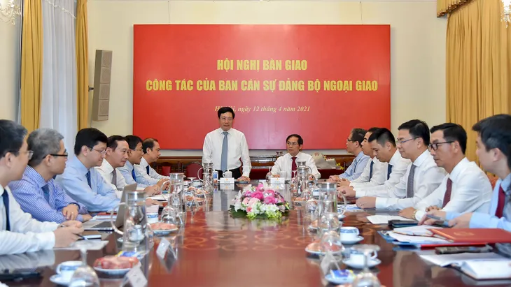 Phó Thủ tướng Phạm Bình Minh chúc mừng tân Bộ trưởng Bộ Ngoại giao Bùi Thanh Sơn - Ảnh 1. Phó Thủ tướng Phạm Bình Minh chúc mừng tân Bộ trưởng Bộ Ngoại giao Bùi Thanh Sơn - Ảnh 1.