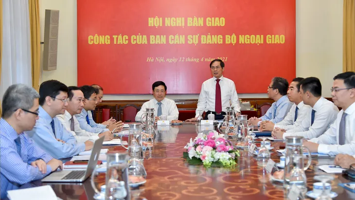 Phó Thủ tướng Phạm Bình Minh chúc mừng tân Bộ trưởng Bộ Ngoại giao Bùi Thanh Sơn - Ảnh 2. Phó Thủ tướng Phạm Bình Minh chúc mừng tân Bộ trưởng Bộ Ngoại giao Bùi Thanh Sơn - Ảnh 2.