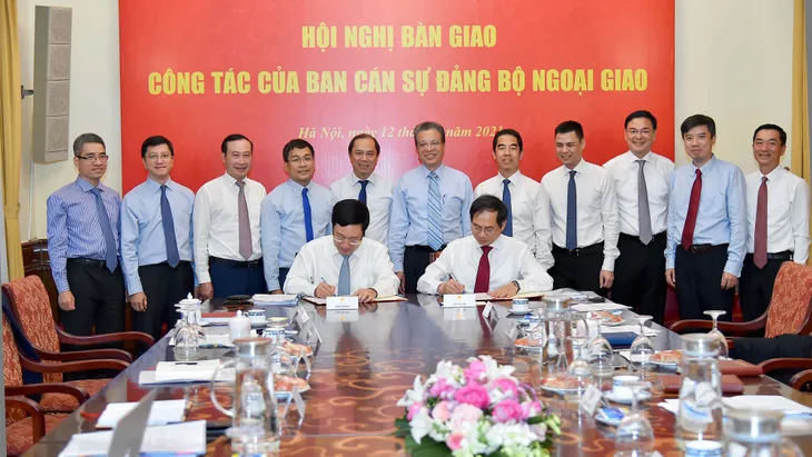 Phó Thủ tướng Phạm Bình Minh chúc mừng tân Bộ trưởng Bộ Ngoại giao Bùi Thanh Sơn - Ảnh 3. Phó Thủ tướng Phạm Bình Minh chúc mừng tân Bộ trưởng Bộ Ngoại giao Bùi Thanh Sơn - Ảnh 3.