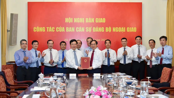 Phó Thủ tướng Phạm Bình Minh chúc mừng tân Bộ trưởng Bộ Ngoại giao Bùi Thanh Sơn - Ảnh 4. Phó Thủ tướng Phạm Bình Minh chúc mừng tân Bộ trưởng Bộ Ngoại giao Bùi Thanh Sơn - Ảnh 4.