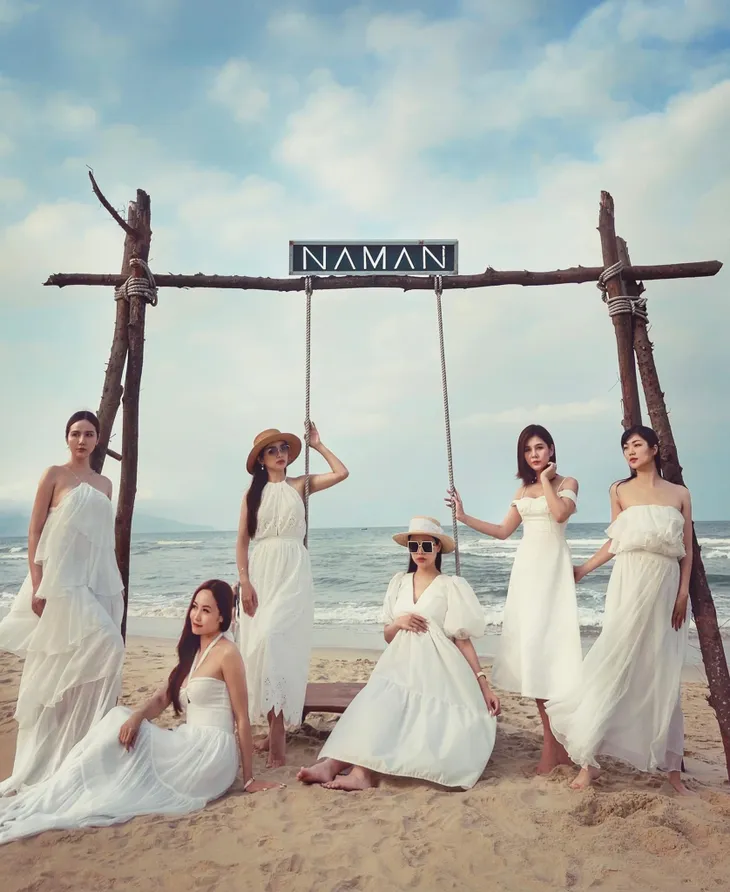 Lộ bụng bầu lớn, Phanh Lee nổi bật xinh đẹp giữa hội bạn thân - Ảnh 3. Lộ bụng bầu lớn, Phanh Lee nổi bật xinh đẹp giữa hội bạn thân - Ảnh 3.