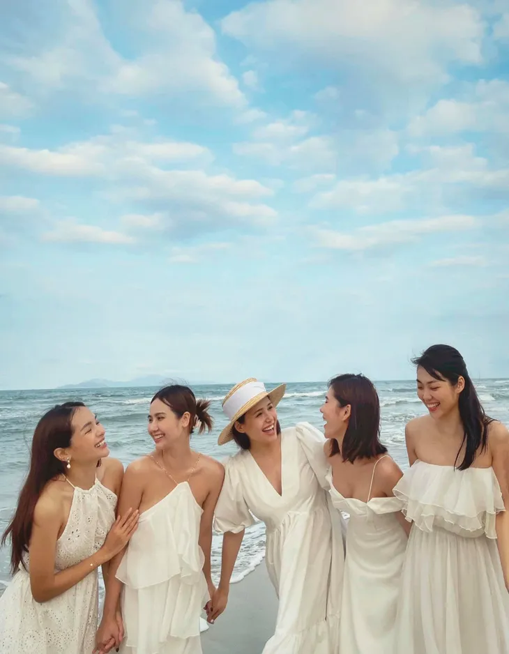 Lộ bụng bầu lớn, Phanh Lee nổi bật xinh đẹp giữa hội bạn thân - Ảnh 1. Lộ bụng bầu lớn, Phanh Lee nổi bật xinh đẹp giữa hội bạn thân - Ảnh 1.