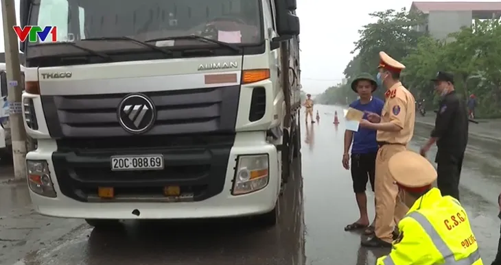 Thiếu bãi hạ tải, khó xử lý xe quá tải - Ảnh 1. Thiếu bãi hạ tải, khó xử lý xe quá tải - Ảnh 1.