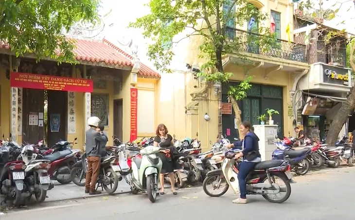 Xâm hại di tích lịch sử tại phố cổ Hà Nội - Vô tình hay cố ý? - Ảnh 1. Xâm hại di tích lịch sử tại phố cổ Hà Nội - Vô tình hay cố ý? - Ảnh 1.
