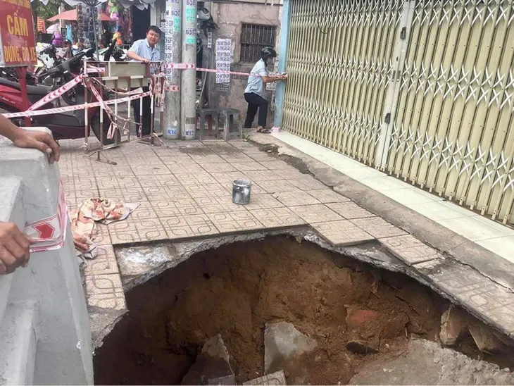 Hố tử thần bất ngờ xuất hiện tại TP Hồ Chí Minh - Ảnh 2. Hố tử thần bất ngờ xuất hiện tại TP Hồ Chí Minh - Ảnh 2.