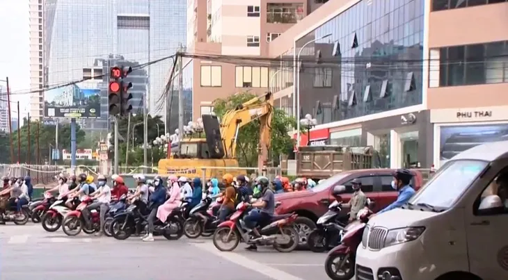 Thi công hầm chui Lê Văn Lương không đúng giấy phép, gây ùn tắc giao thông - Ảnh 1. Thi công hầm chui Lê Văn Lương không đúng giấy phép, gây ùn tắc giao thông - Ảnh 1.