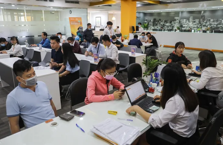 Mỗi ngày thị trường chứng khoán Việt đón thêm hàng nghìn nhà đầu tư F0 - Ảnh 1. Mỗi ngày thị trường chứng khoán Việt đón thêm hàng nghìn nhà đầu tư F0 - Ảnh 1.