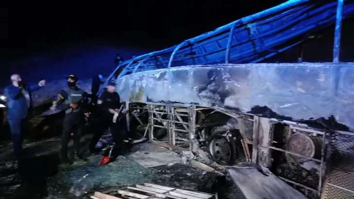 Tai nạn xe bus va chạm xe tải nghiêm trọng tại Ai Cập, ít nhất 20 người thiệt mạng - Ảnh 1. Tai nạn xe bus va chạm xe tải nghiêm trọng tại Ai Cập, ít nhất 20 người thiệt mạng - Ảnh 1.