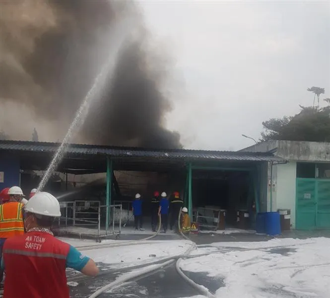 Khống chế kịp thời đám cháy tại Công ty TNHH Sơn TOA Việt Nam - Ảnh 1. Khống chế kịp thời đám cháy tại Công ty TNHH Sơn TOA Việt Nam - Ảnh 1.