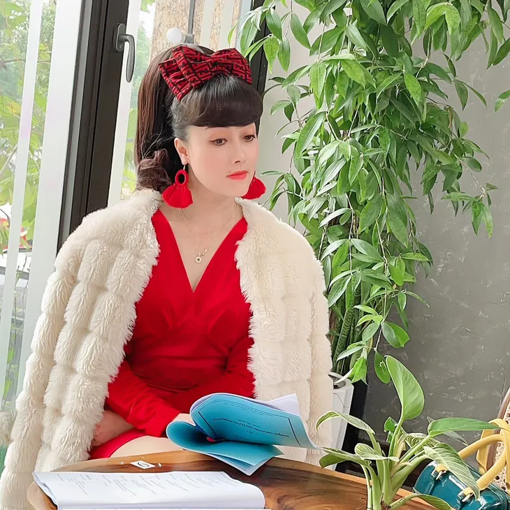 Hậu trường Hướng dương ngược nắng: Diễm Loan tình cảm ôm chặt chú Quân, Ngọc về một nhà với Trí - Ảnh 18. Hậu trường Hướng dương ngược nắng: Diễm Loan tình cảm ôm chặt chú Quân, Ngọc về một nhà với Trí - Ảnh 18.