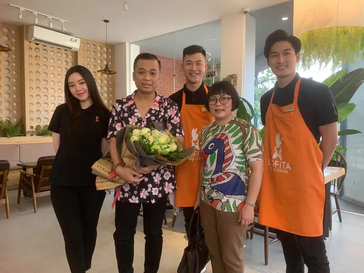 Hậu trường Hướng dương ngược nắng: Diễm Loan tình cảm ôm chặt chú Quân, Ngọc về một nhà với Trí - Ảnh 6. Hậu trường Hướng dương ngược nắng: Diễm Loan tình cảm ôm chặt chú Quân, Ngọc về một nhà với Trí - Ảnh 6.
