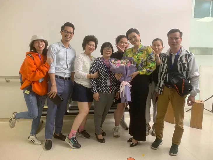 Hậu trường Hướng dương ngược nắng: Diễm Loan tình cảm ôm chặt chú Quân, Ngọc về một nhà với Trí - Ảnh 11. Hậu trường Hướng dương ngược nắng: Diễm Loan tình cảm ôm chặt chú Quân, Ngọc về một nhà với Trí - Ảnh 11.