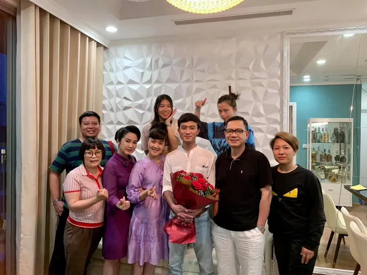 Hậu trường Hướng dương ngược nắng: Diễm Loan tình cảm ôm chặt chú Quân, Ngọc về một nhà với Trí - Ảnh 5. Hậu trường Hướng dương ngược nắng: Diễm Loan tình cảm ôm chặt chú Quân, Ngọc về một nhà với Trí - Ảnh 5.