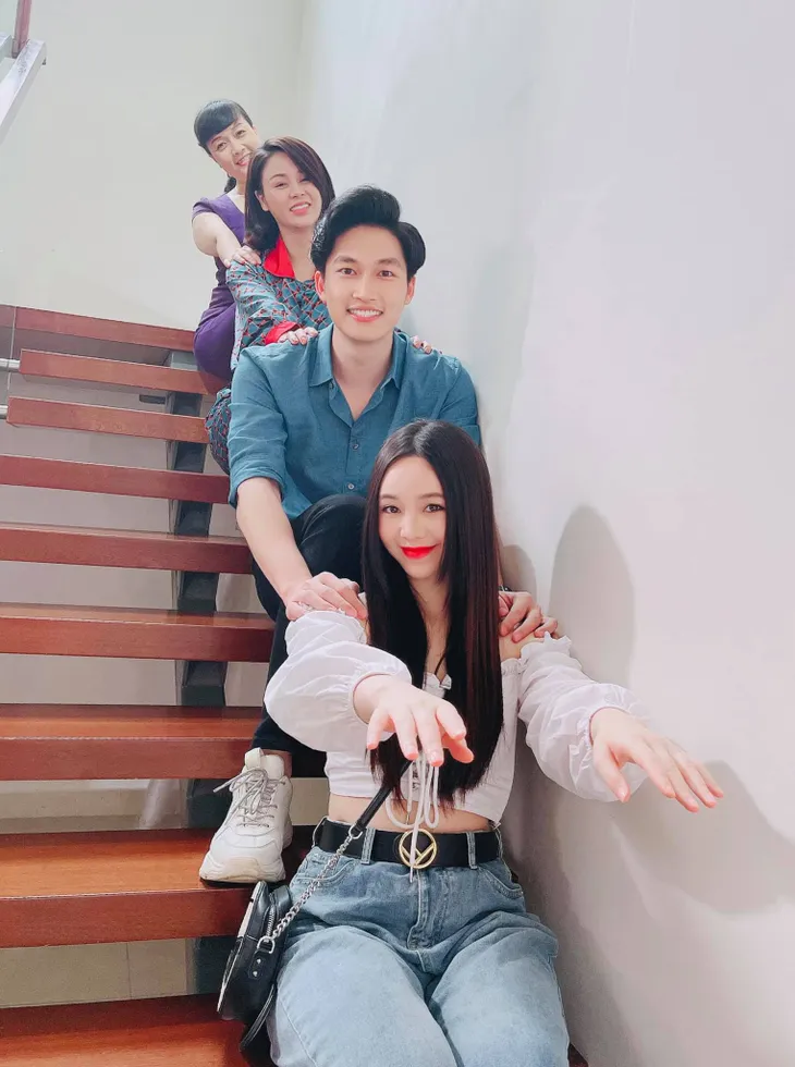 Hậu trường Hướng dương ngược nắng: Diễm Loan tình cảm ôm chặt chú Quân, Ngọc về một nhà với Trí - Ảnh 3. Hậu trường Hướng dương ngược nắng: Diễm Loan tình cảm ôm chặt chú Quân, Ngọc về một nhà với Trí - Ảnh 3.