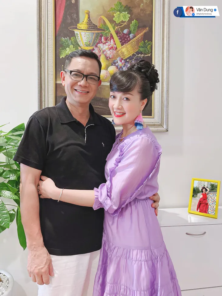 Hậu trường Hướng dương ngược nắng: Diễm Loan tình cảm ôm chặt chú Quân, Ngọc về một nhà với Trí - Ảnh 1. Hậu trường Hướng dương ngược nắng: Diễm Loan tình cảm ôm chặt chú Quân, Ngọc về một nhà với Trí - Ảnh 1.