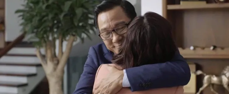 Hãy nói lời yêu tập 1: Đúng sinh nhật mẹ, Hoàng My (Quỳnh Kool) tận mắt chứng kiến bố ngoại tình - Ảnh 1. Hãy nói lời yêu tập 1: Đúng sinh nhật mẹ, Hoàng My (Quỳnh Kool) tận mắt chứng kiến bố ngoại tình - Ảnh 1.