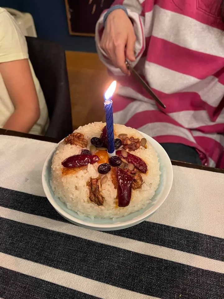 Mỹ nhân Thư Kỳ khoe ảnh sinh nhật ngập hoa và bánh - Ảnh 5.