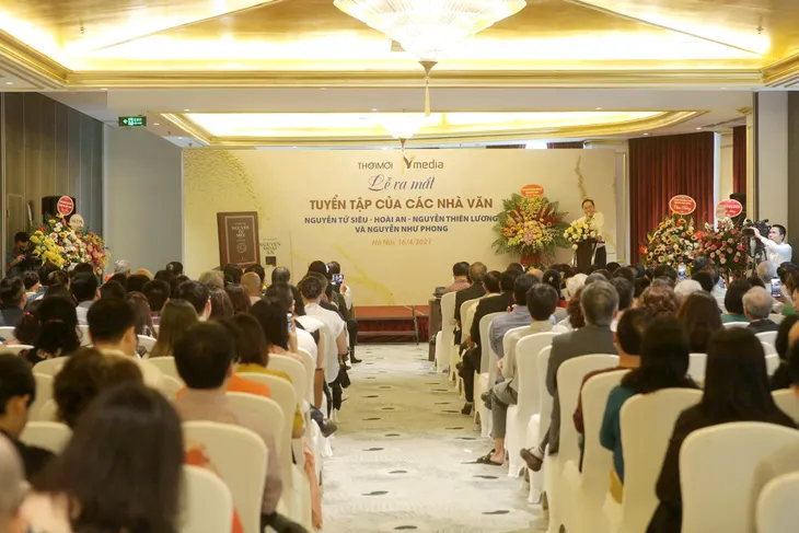 Ra mắt bộ tuyển tập của 4 nhà văn trong một gia đình - Ảnh 1. Ra mắt bộ tuyển tập của 4 nhà văn trong một gia đình - Ảnh 1.