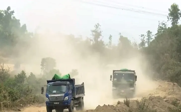 Ồ ạt khai thác đá ở Đà Nẵng - Ảnh 3. Ồ ạt khai thác đá ở Đà Nẵng - Ảnh 3.