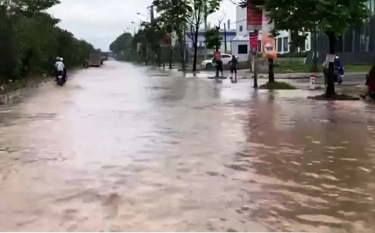 Đường gom đại lộ Thăng Long ngập sâu sau cơn mưa lớn - Ảnh 2. Đường gom đại lộ Thăng Long ngập sâu sau cơn mưa lớn - Ảnh 2.