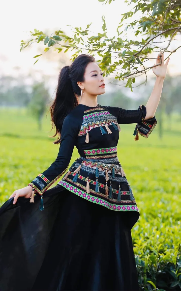 Dàn Sao Mai lộng lẫy trong trang phục thổ cẩm - Ảnh 2. Dàn Sao Mai lộng lẫy trong trang phục thổ cẩm - Ảnh 2.