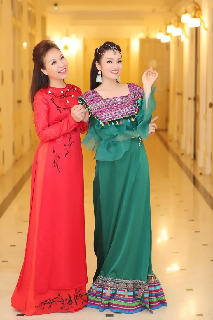 Dàn Sao Mai lộng lẫy trong trang phục thổ cẩm - Ảnh 1. Dàn Sao Mai lộng lẫy trong trang phục thổ cẩm - Ảnh 1.