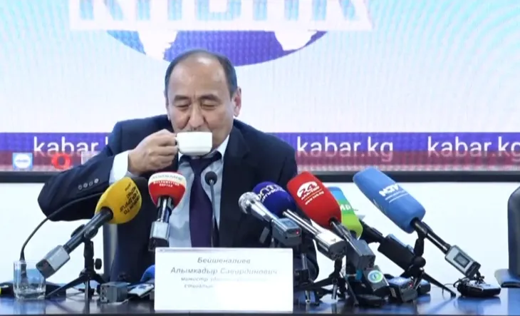 Tổng thống Kyrgyzstan quảng bá thảo dược chữa COVID-19 chứa chất có thể gây chết người - Ảnh 1. Tổng thống Kyrgyzstan quảng bá thảo dược chữa COVID-19 chứa chất có thể gây chết người - Ảnh 1.