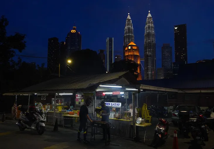 Malaysia triển khai giai đoạn 2 chương trình tiêm chủng vaccine ngừa COVID-19 - Ảnh 1.