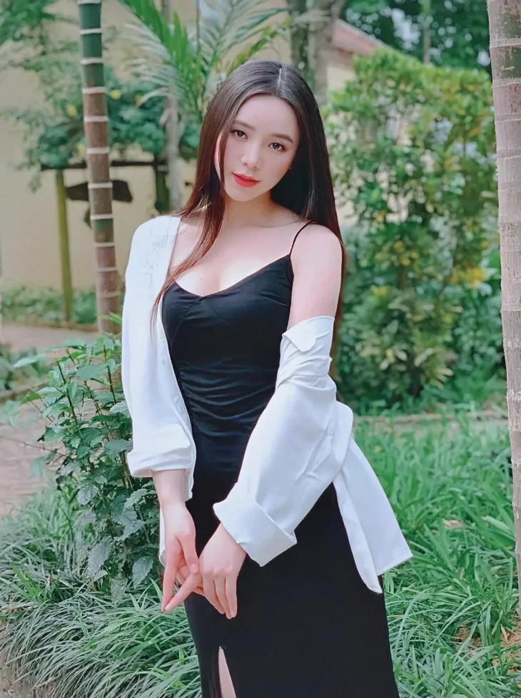 Dàn diễn viên Việt cuối tuần: Hồng Diễm diện nguyên cây hồng, Huyền Lizze khoe sắc vóc như mơ - Ảnh 9. Dàn diễn viên Việt cuối tuần: Hồng Diễm diện nguyên cây hồng, Huyền Lizze khoe sắc vóc như mơ - Ảnh 9.