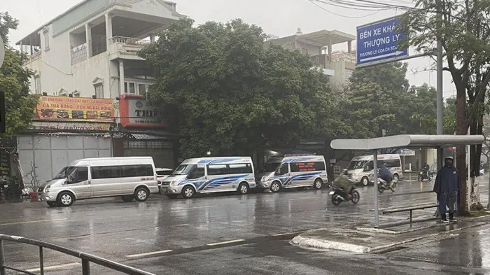 Nhiều xe khách bỏ bến để ra ngoài... chạy dù - Ảnh 1. Nhiều xe khách bỏ bến để ra ngoài... chạy dù - Ảnh 1.