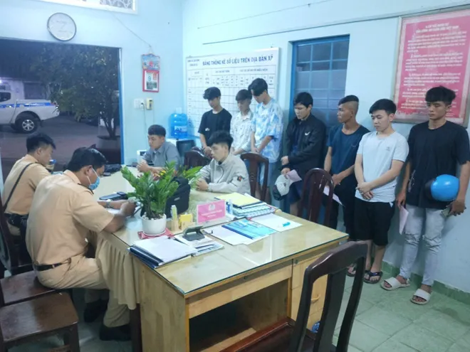 Vây bắt nhóm quái xế tụ tập đua xe trong đêm - Ảnh 1. Vây bắt nhóm quái xế tụ tập đua xe trong đêm - Ảnh 1.